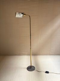 Lampadaire réglable mid-century en laiton - Vue de face