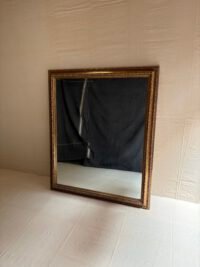Grand miroir au cadre mouluré style classique - Vue de profil