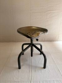 Tabouret Industriel en laiton - Vue de profil
