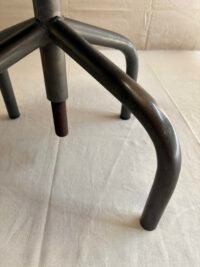 Tabouret Industriel en laiton - Vue des piètement