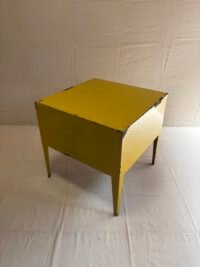 Table basse jaune industrielle - Vue de face