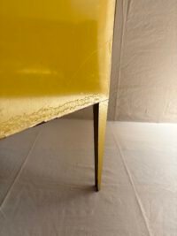 Table basse jaune industrielle - Vue des piétement