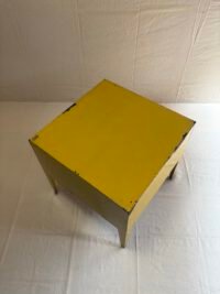 Table basse jaune industrielle - Vue du dessus
