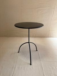Table d'appoint contemporaine noire - Vue de face