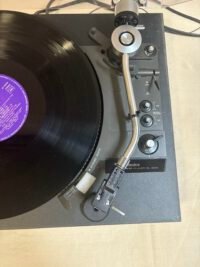 Détails de la platine vinyle Technics Player SL-23A - Vue du côté droit