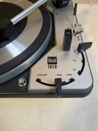 Détails du lecteur vinyle DUAL 1090 - Vue du côté droit