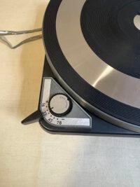 Détails du lecteur vinyle DUAL 1090 - Vue du côté gauche