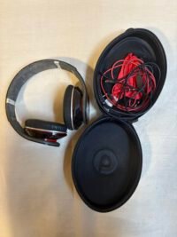 L'étui et le casque audio Beats by Dr Dre - Vue de face